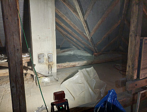 Zateplení stropu rodinného domu pomocí foukané izolace